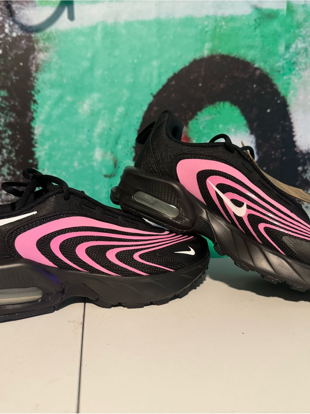 Nike Women’s Black & Pink Wave-Detail Sneakers